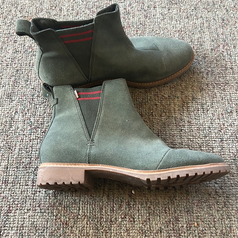 Toms olive green suede Chelsea boots